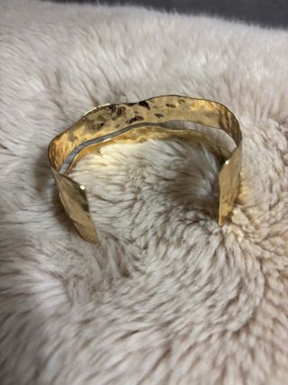 Brazalete ajustable dorado martillado