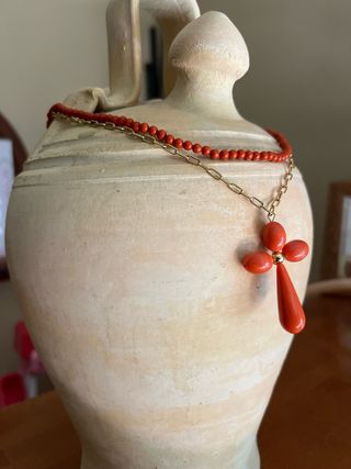 Conjunto collar cruz color coral