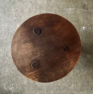 Taburete de madera.