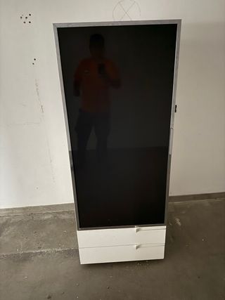 Mueble blanco con cajones y puerta negra de crista