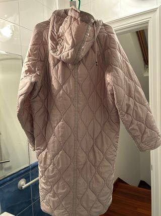 Abrigo acolchado muy bonito.