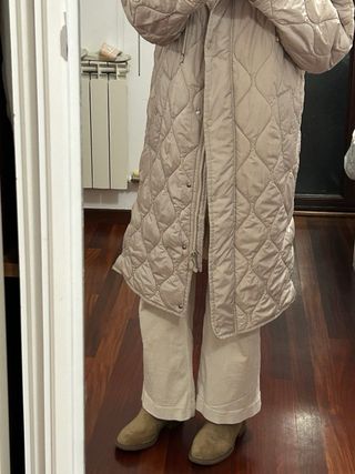 Abrigo acolchado muy bonito.