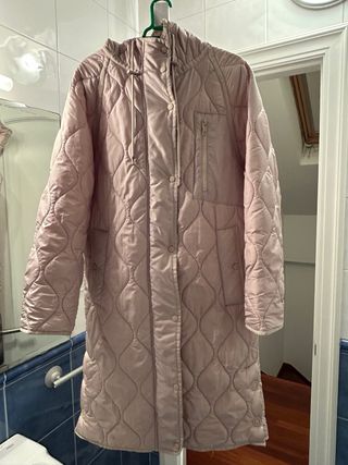 Abrigo acolchado muy bonito.