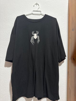 Camiseta negra con estampado de araña