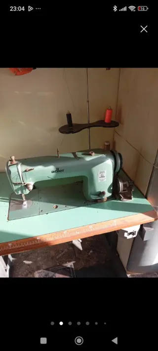 Máquina de coser Adler con mueble