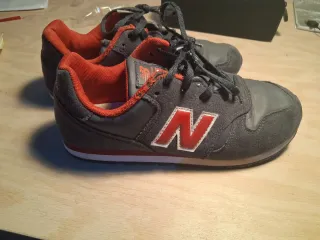 Zapatillas New Balance negras y rojas 