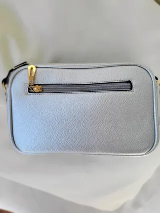 Bolso estilo Tous plateado con logo grabado