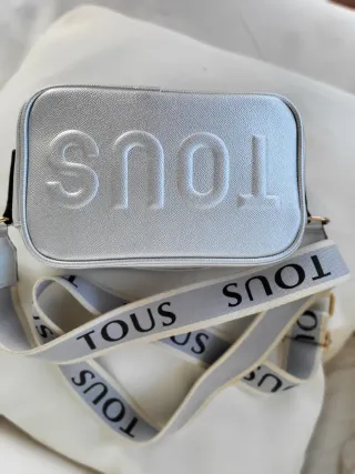 Bolso estilo Tous plateado con logo grabado
