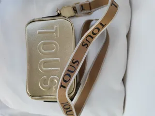 Bolso estilo Tous plateado con logo grabado