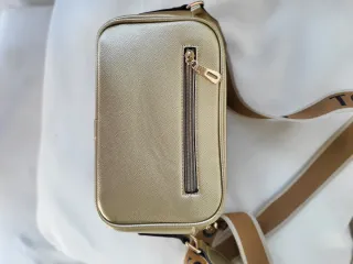 Bolso estilo Tous plateado con logo grabado