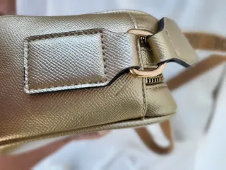 Bolso estilo Tous plateado con logo grabado