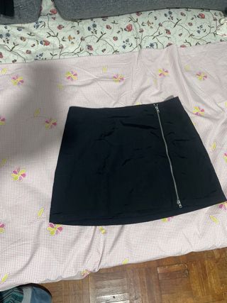 Falda negra con cremallera