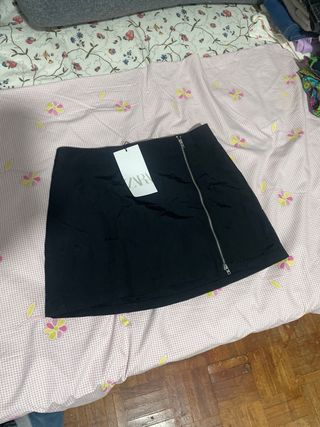 Falda negra con cremallera