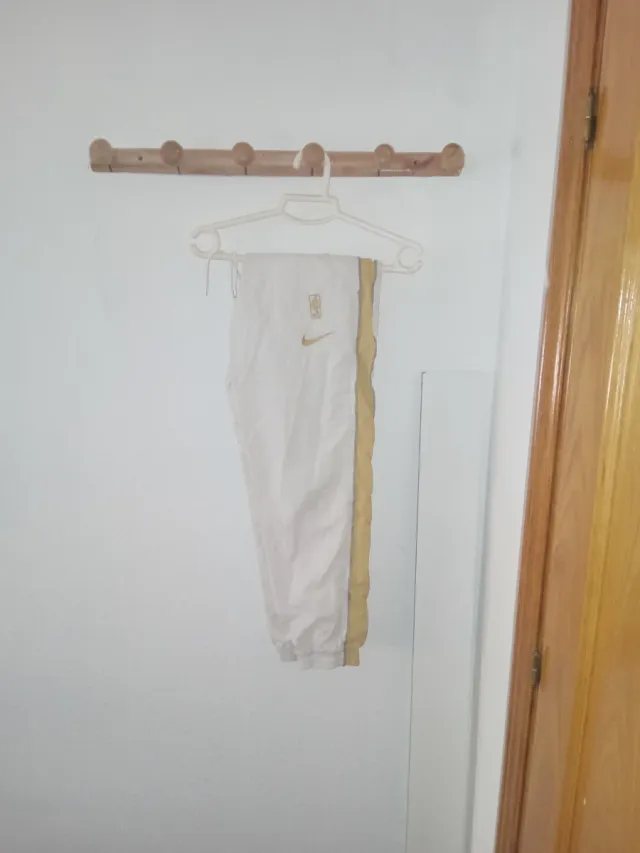 Conjunto Nike Blanca y Dorada Hoja de Arce Canada