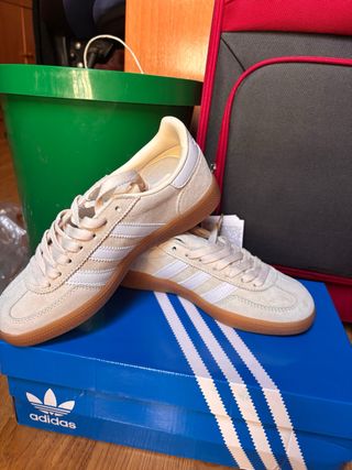 Adidas Beige y Blanca Zapatillas