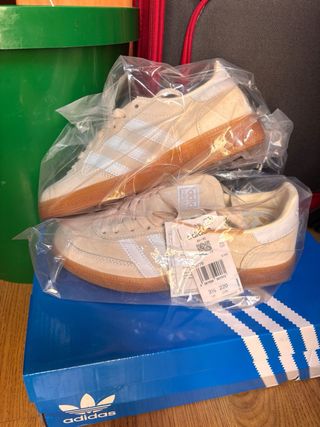 Adidas Beige y Blanca Zapatillas