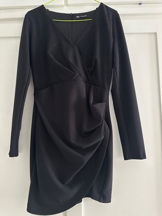 Vestido negro Zara manga larga drapeado.
