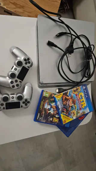 PS4 (PlayStation 4) Plata + 2 Mandos