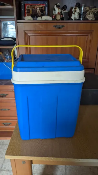 Nevera portátil azul y blanca