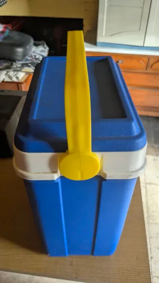 Nevera portátil azul y blanca