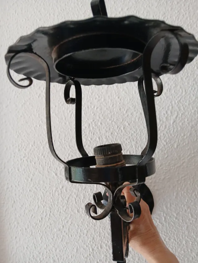 Lámpara de forja negra