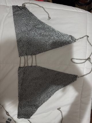 Top plateado con cadenas