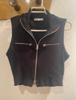 Crop top negro cremallera