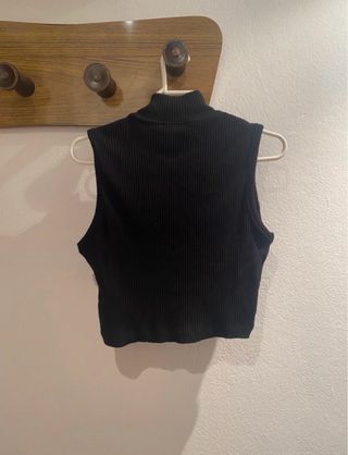 Crop top negro cremallera