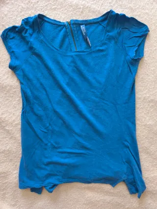 Camiseta azul con cremallera