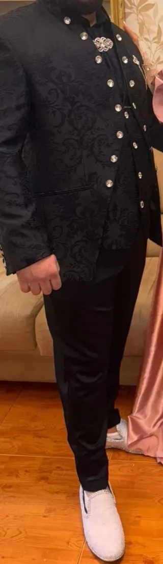 Traje novio gitano color negro con bordados