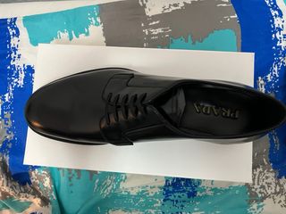 Zapatos de vestir Prada negros con cordones