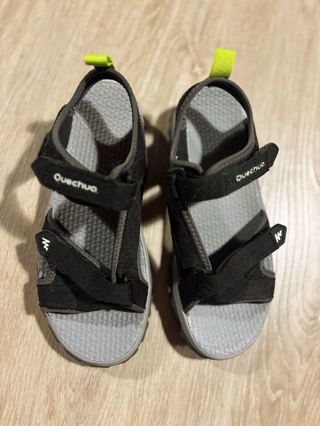 Sandalias deportivas Quechua negras y grises