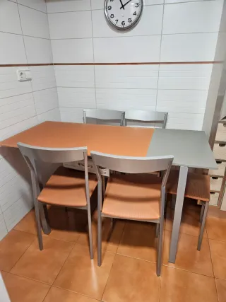 Mesa Cocina Cristal,  4 Sillas y taburete