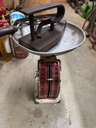 Plancha antigua de hierro con soporte