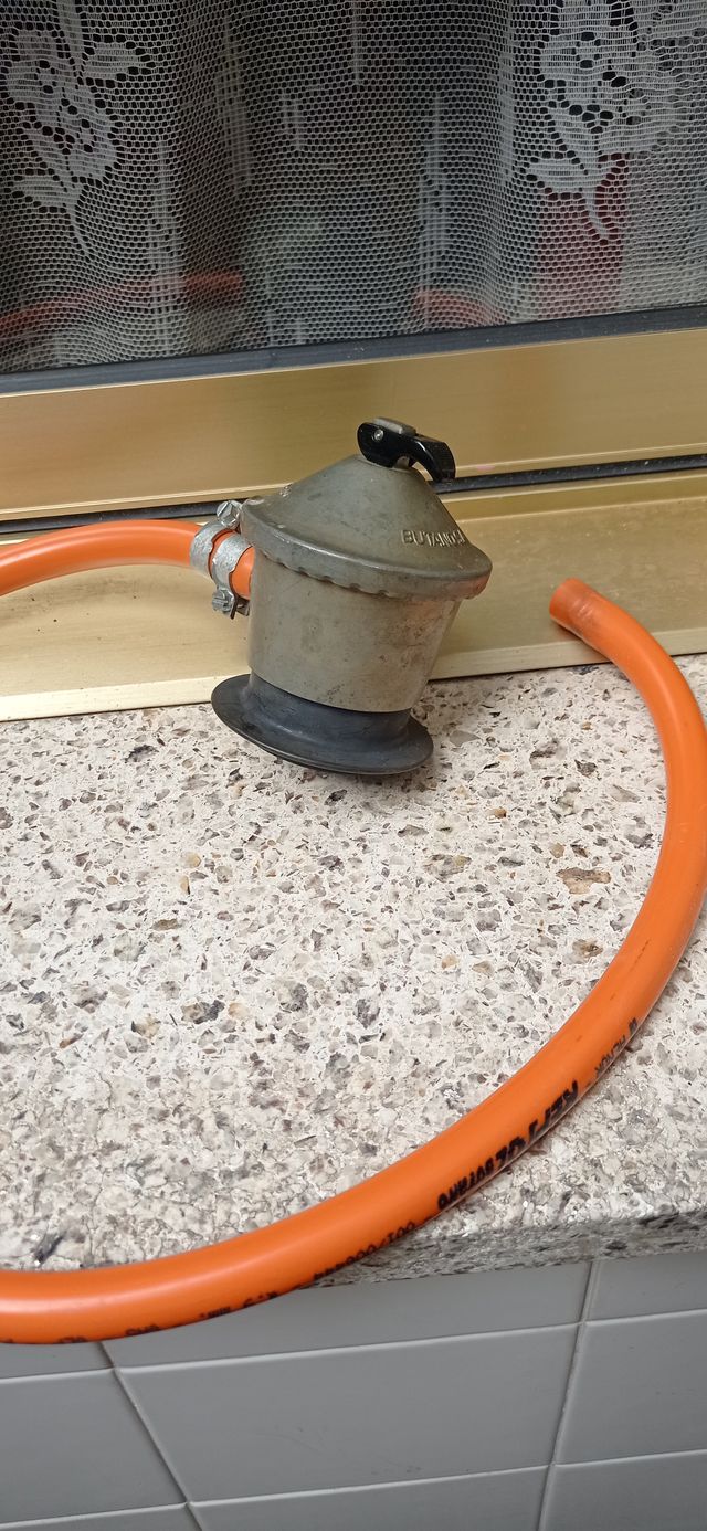 Regulador de gas butano con manguera