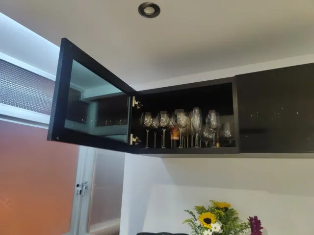 Mueble alto Ikea Besta Negro puertas de Cristal