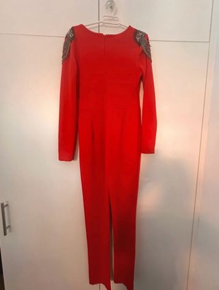 Mono rojo con hombros adornados