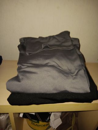 Camiseta básica cuello alto negra