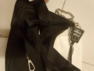 Borsa Prada Re-Edition 2005 Nera Zipper problem