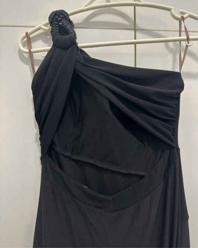 Vestido negro largo asimétrico