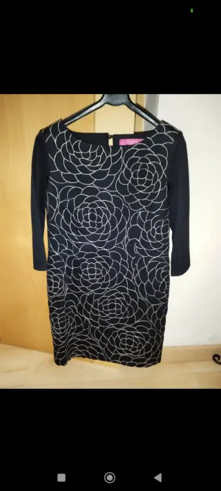 Vestido negro con bordado floral dorado