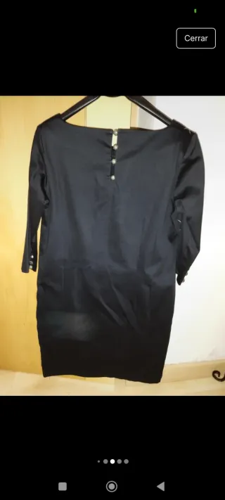 Vestido negro con bordado floral dorado