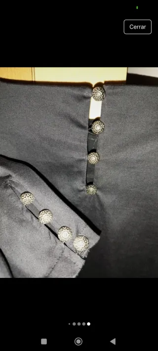 Vestido negro con bordado floral dorado