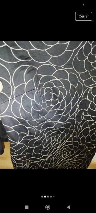 Vestido negro con bordado floral dorado