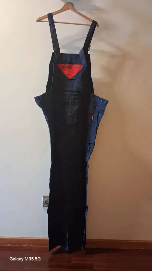 Jardineiras de trabalho azuis e vermelhas