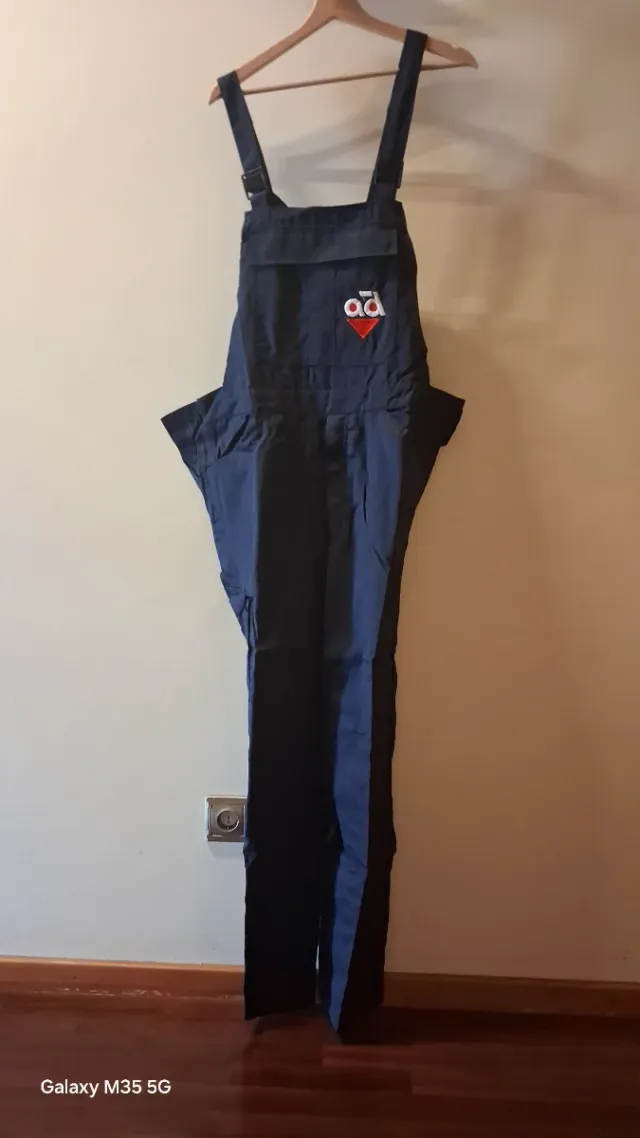 Jardineiras de trabalho azuis e vermelhas