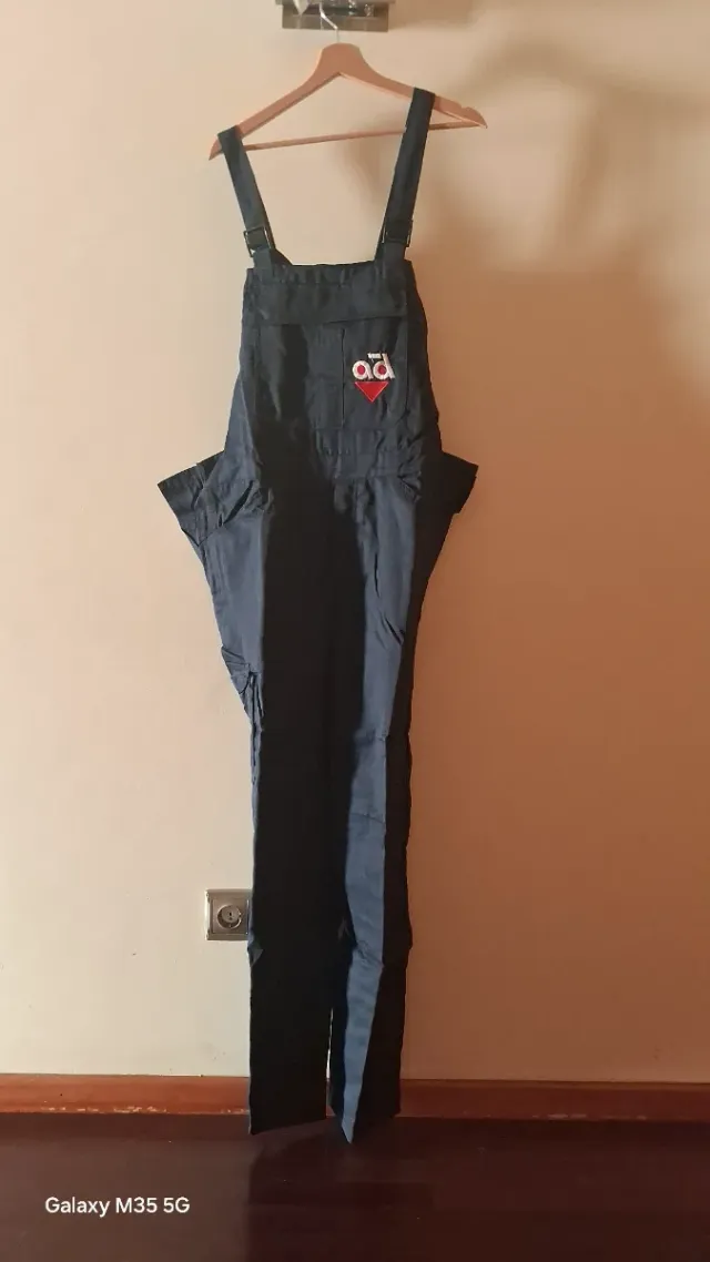 Jardineiras de trabalho azuis e vermelhas