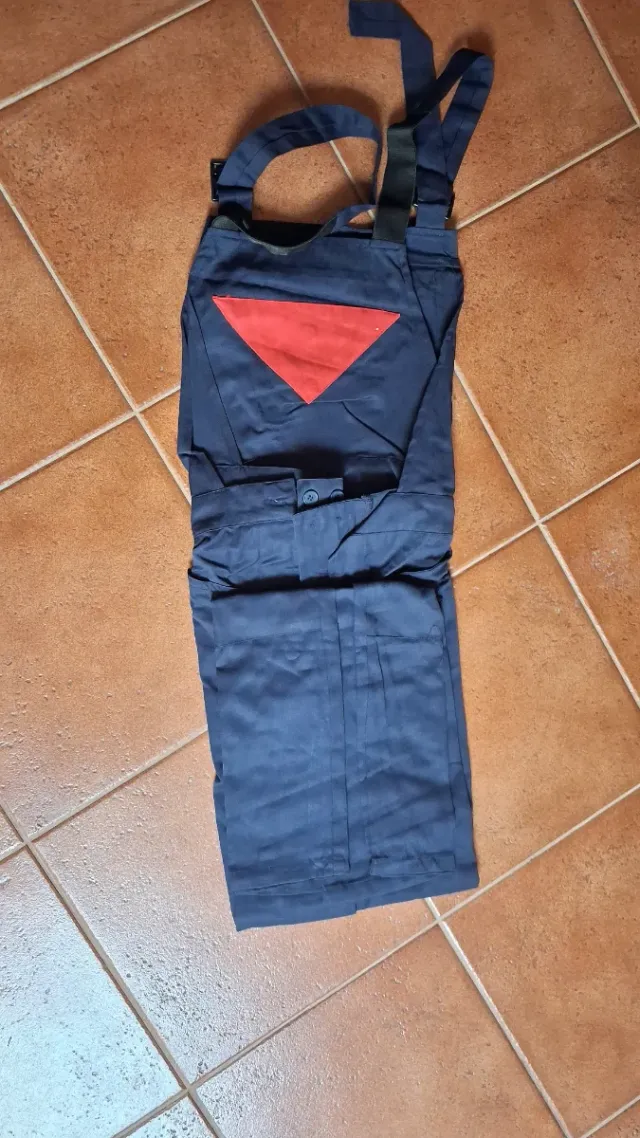 Jardineiras de trabalho azuis e vermelhas