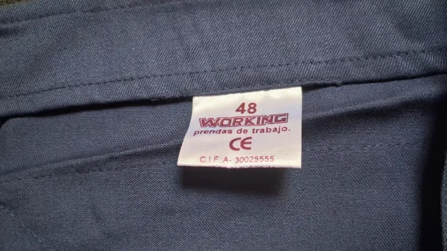 Jardineiras de trabalho azuis e vermelhas