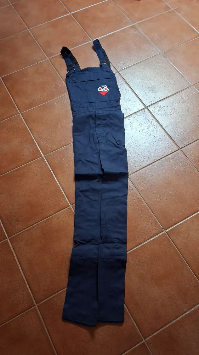 Jardineiras de trabalho azuis e vermelhas